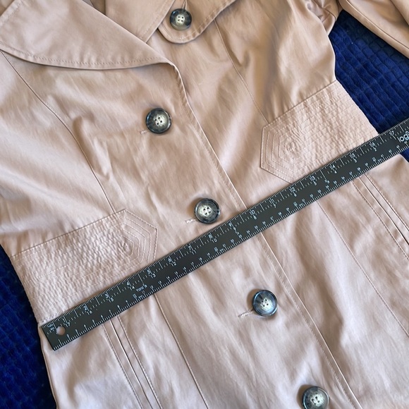 Kenneth Cole women’s tan trench coat size Medium - Picture 5 of 13